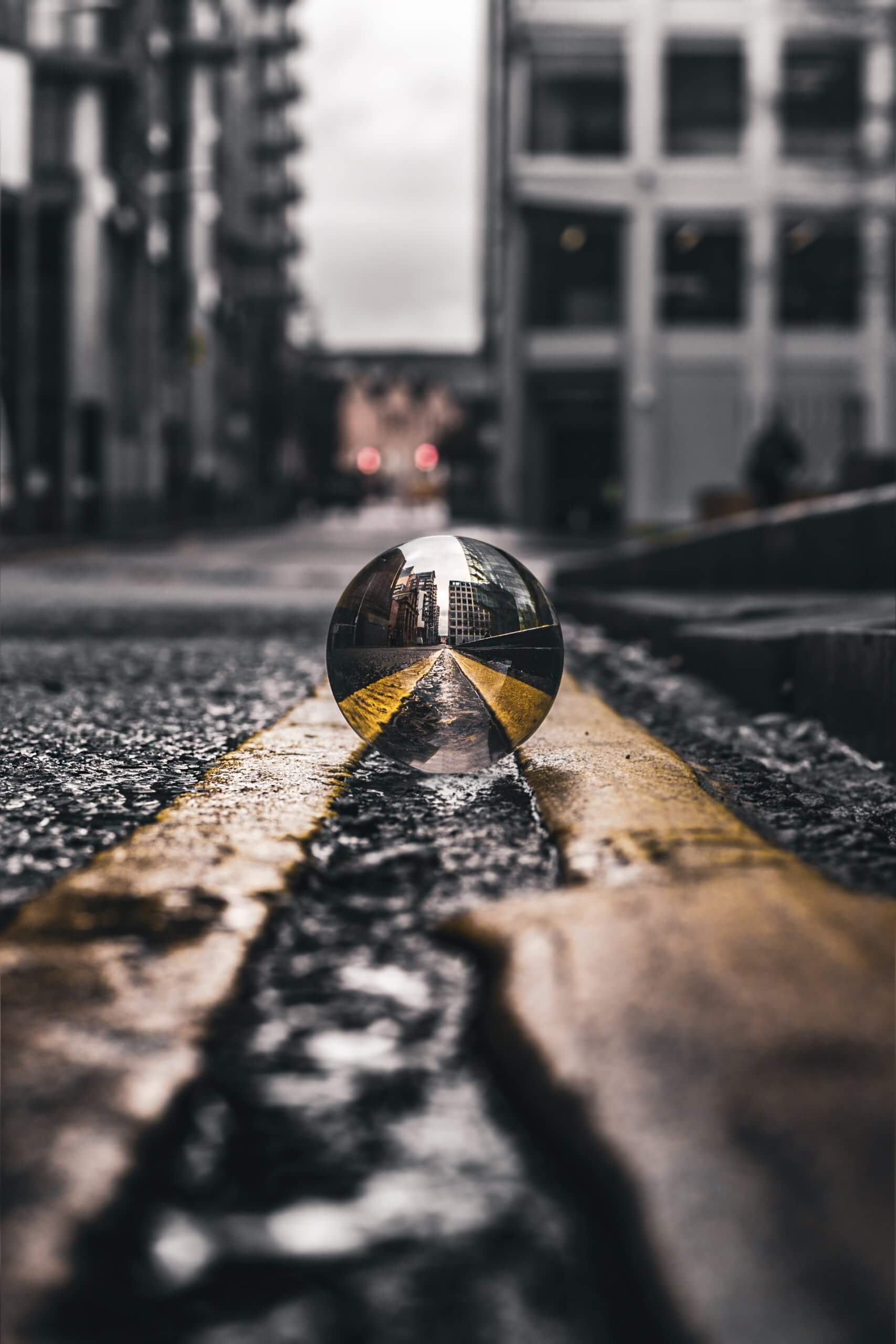 Foto von Mark Arron Smith: https://www.pexels.com/de-de/foto/selektives-fokusfoto-von-lensball-auf-asphaltstrasse-2251798/