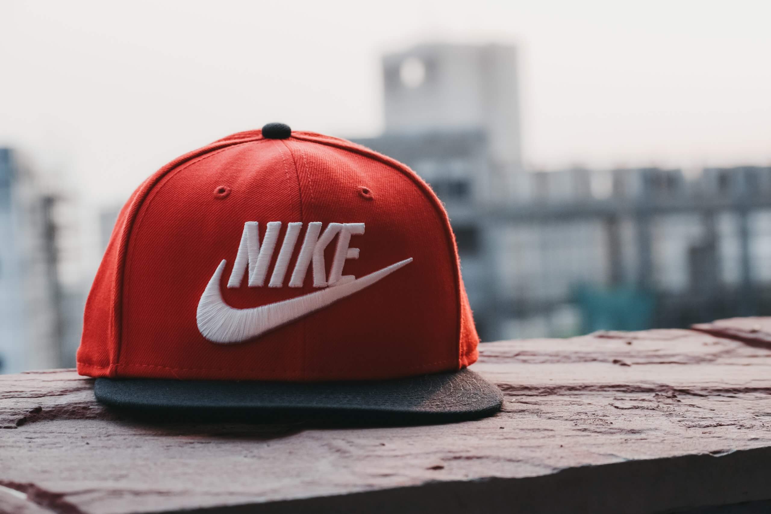 Foto von Aman Jakhar: https://www.pexels.com/de-de/foto/rote-und-schwarze-nike-fitted-cap-1124465/